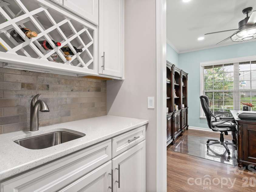 685 Birchway Drive, Fort Mill, SC 29715.  MLS# CAR4356947, YatesRealty ID 22497. Butler's Pantry
