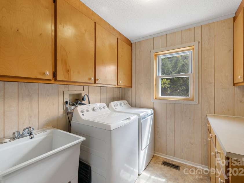 505 Old Home Place Drive, Marshall, NC 28753.  MLS# CAR4207123, YatesRealty ID 225. 