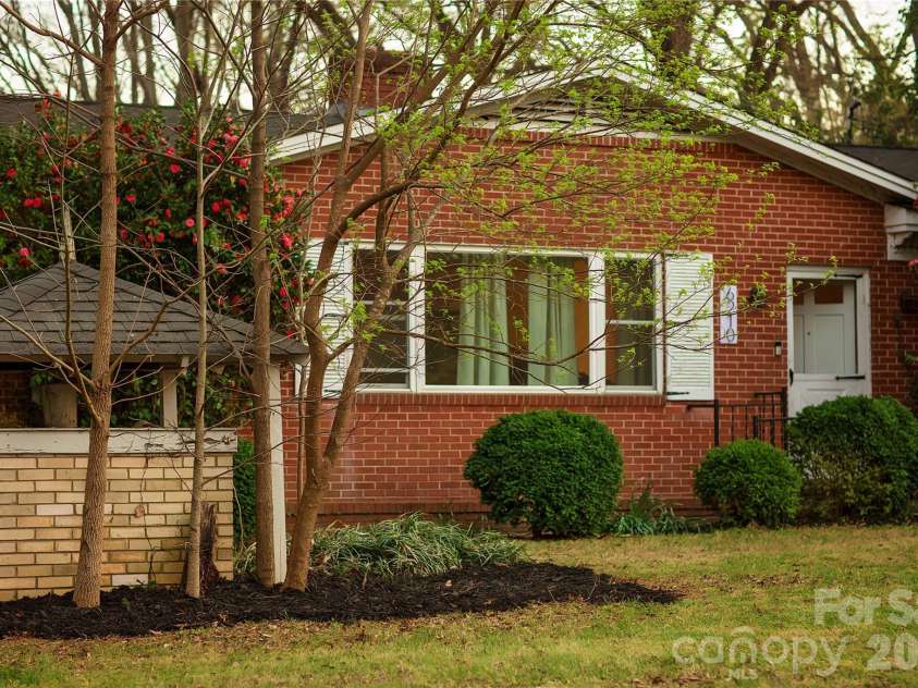 6210 Grove Park Boulevard, Charlotte, NC 28215.  MLS# CAR4369415, YatesRealty ID 22500. 