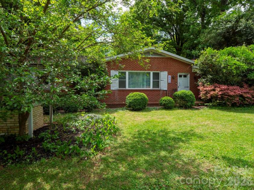 6210 Grove Park Boulevard, Charlotte, NC 28215.  MLS# CAR4369415, YatesRealty ID 22500. 