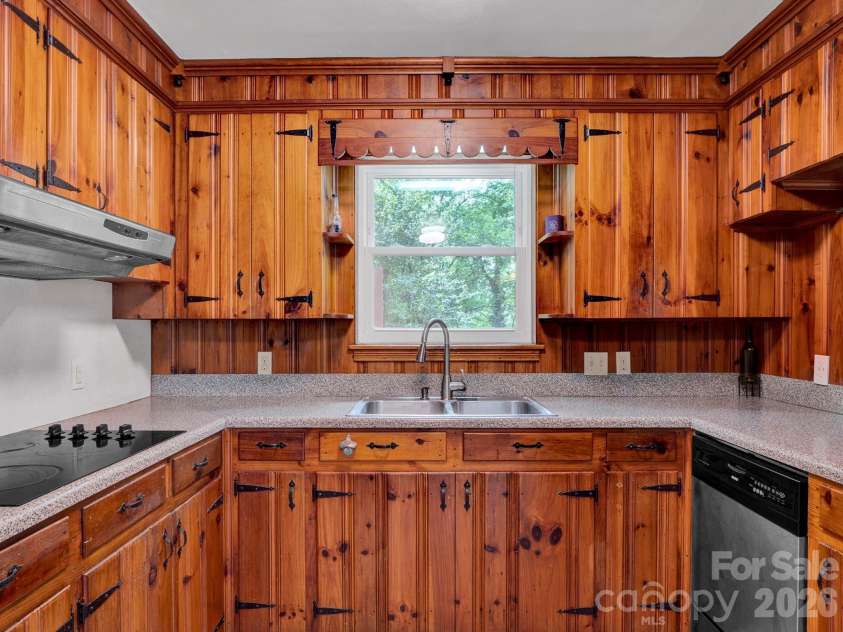 6210 Grove Park Boulevard, Charlotte, NC 28215.  MLS# CAR4369415, YatesRealty ID 22500. 