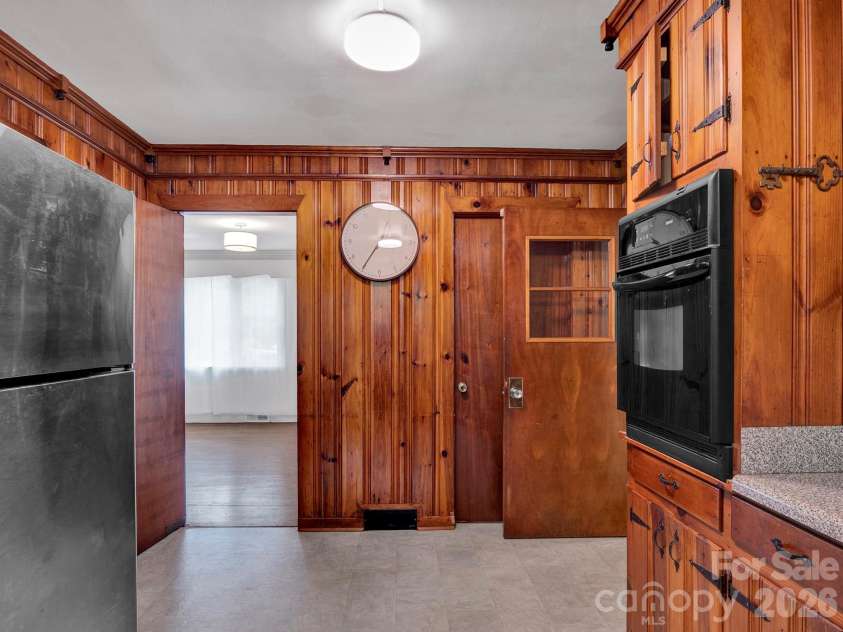 6210 Grove Park Boulevard, Charlotte, NC 28215.  MLS# CAR4369415, YatesRealty ID 22500. 