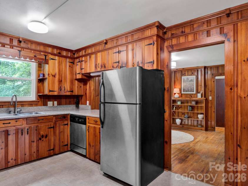 6210 Grove Park Boulevard, Charlotte, NC 28215.  MLS# CAR4369415, YatesRealty ID 22500. 