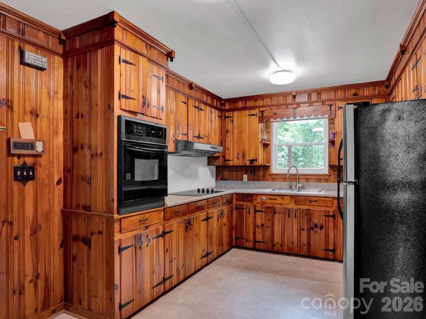 6210 Grove Park Boulevard, Charlotte, NC 28215.  MLS# CAR4369415, YatesRealty ID 22500. 