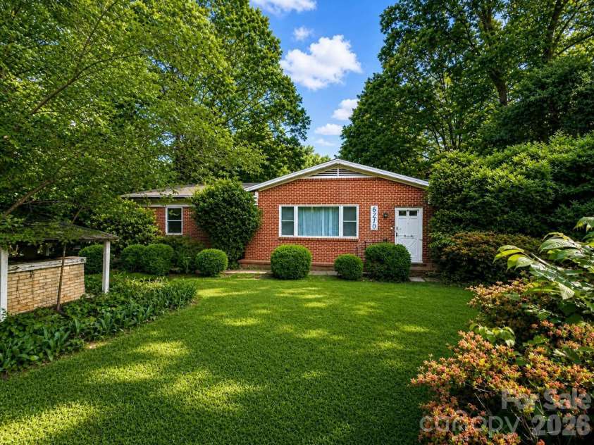 6210 Grove Park Boulevard, Charlotte, NC 28215.  MLS# CAR4369415, YatesRealty ID 22500. 