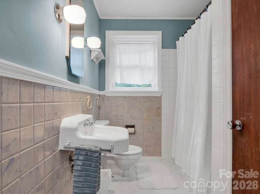 6210 Grove Park Boulevard, Charlotte, NC 28215.  MLS# CAR4369415, YatesRealty ID 22500. Bathroom