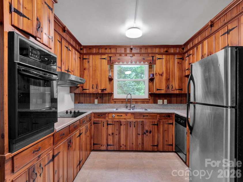6210 Grove Park Boulevard, Charlotte, NC 28215.  MLS# CAR4369415, YatesRealty ID 22500. Rustic kitchen