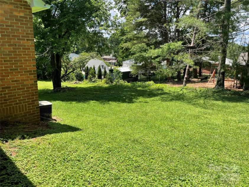 102 Garden Place, Morganton, NC 28655.  MLS# CAR4273302, YatesRealty ID 22504. 