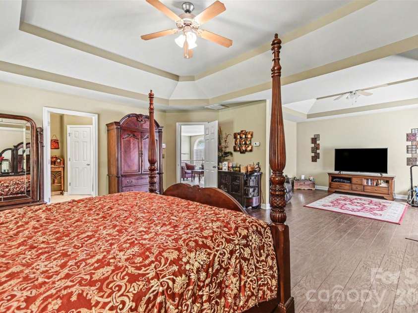 10812 Clark Street, Davidson, NC 28036.  MLS# CAR4372987, YatesRealty ID 22506. Extremely spacious primary suite