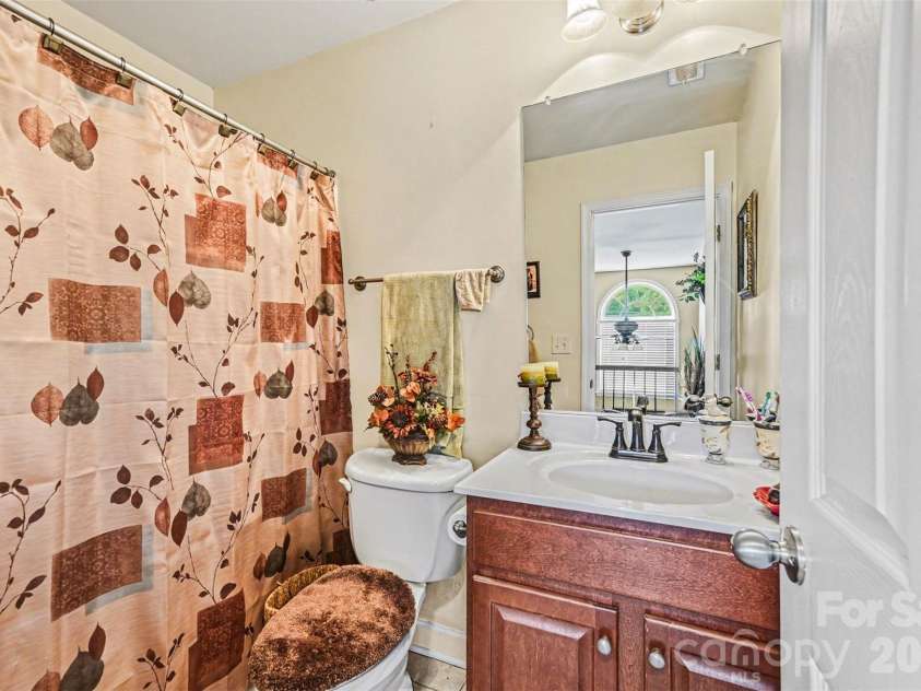 10812 Clark Street, Davidson, NC 28036.  MLS# CAR4372987, YatesRealty ID 22506. Main level full bath