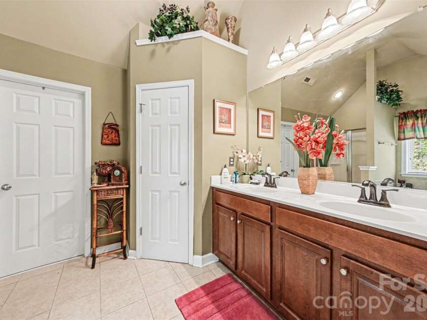 10812 Clark Street, Davidson, NC 28036.  MLS# CAR4372987, YatesRealty ID 22506. Primary ensuite