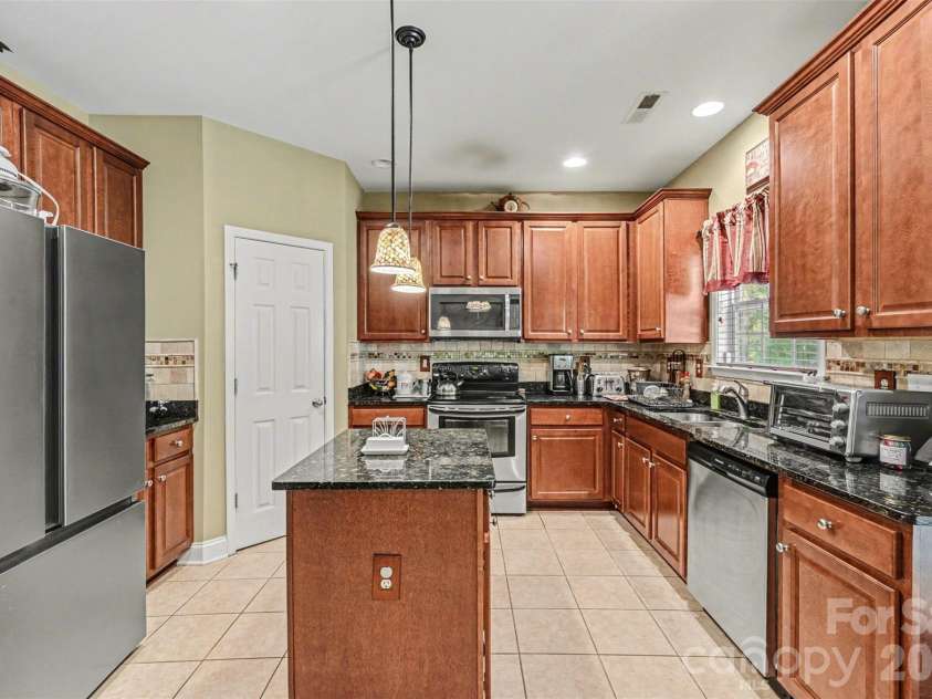 10812 Clark Street, Davidson, NC 28036.  MLS# CAR4372987, YatesRealty ID 22506. SS appliances all included