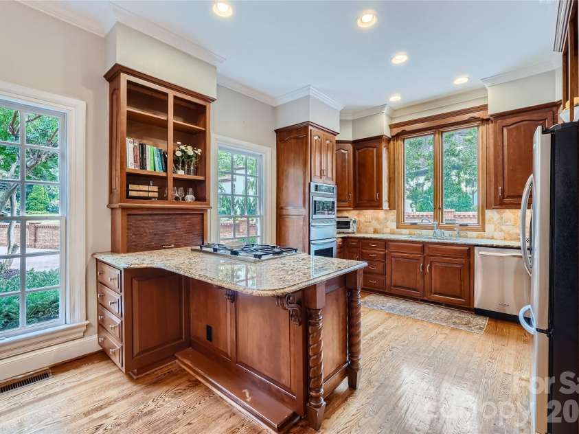 2560 Morrocroft Lane, Charlotte, NC 28211.  MLS# CAR4373862, YatesRealty ID 22507. 