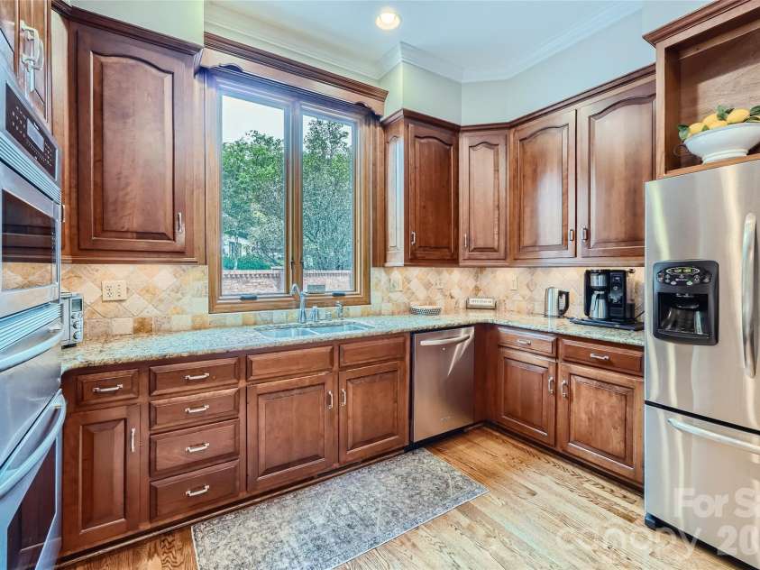 2560 Morrocroft Lane, Charlotte, NC 28211.  MLS# CAR4373862, YatesRealty ID 22507. 