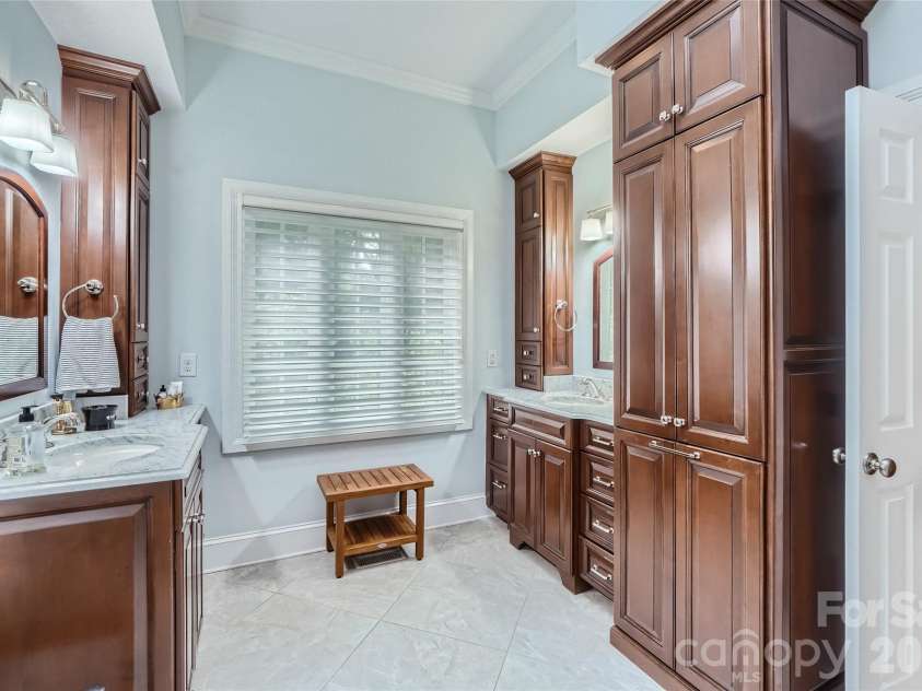 2560 Morrocroft Lane, Charlotte, NC 28211.  MLS# CAR4373862, YatesRealty ID 22507. 