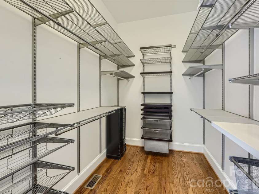 2560 Morrocroft Lane, Charlotte, NC 28211.  MLS# CAR4373862, YatesRealty ID 22507. 