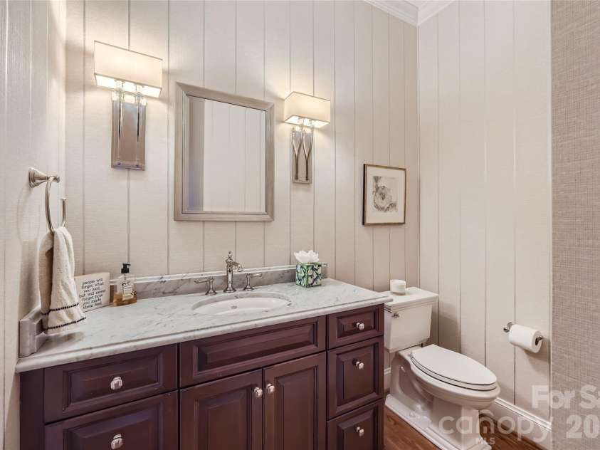 2560 Morrocroft Lane, Charlotte, NC 28211.  MLS# CAR4373862, YatesRealty ID 22507. 
