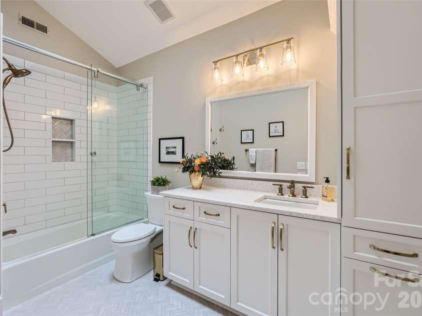 2560 Morrocroft Lane, Charlotte, NC 28211.  MLS# CAR4373862, YatesRealty ID 22507. 