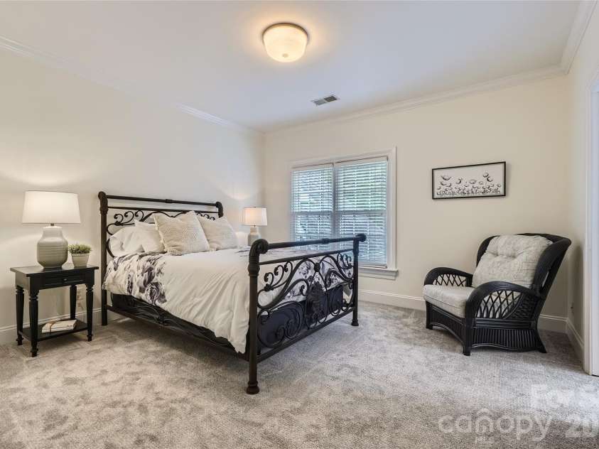 2560 Morrocroft Lane, Charlotte, NC 28211.  MLS# CAR4373862, YatesRealty ID 22507. 