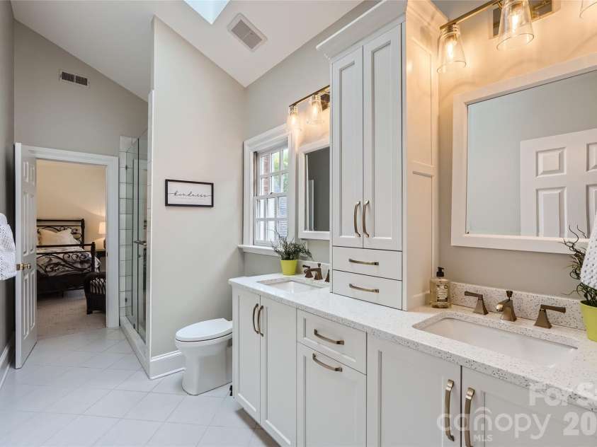 2560 Morrocroft Lane, Charlotte, NC 28211.  MLS# CAR4373862, YatesRealty ID 22507. 