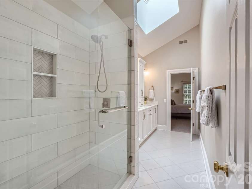 2560 Morrocroft Lane, Charlotte, NC 28211.  MLS# CAR4373862, YatesRealty ID 22507. 