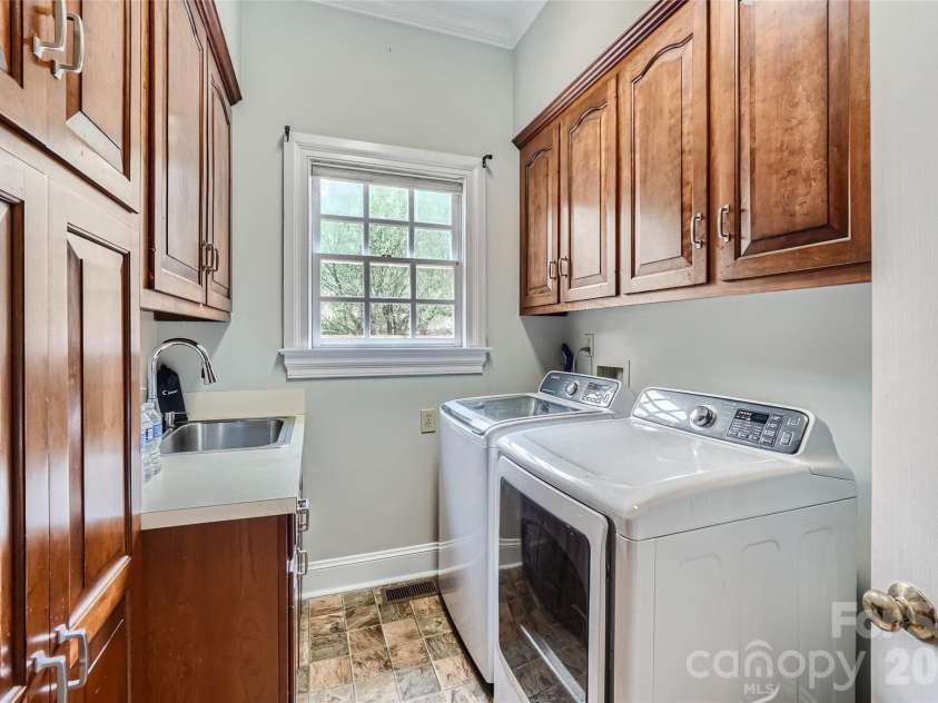 2560 Morrocroft Lane, Charlotte, NC 28211.  MLS# CAR4373862, YatesRealty ID 22507. 