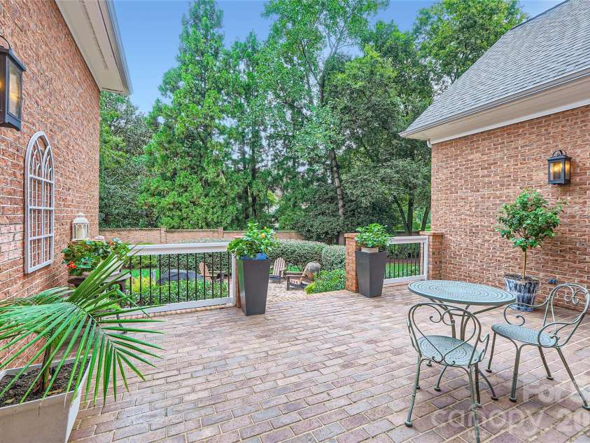 2560 Morrocroft Lane, Charlotte, NC 28211.  MLS# CAR4373862, YatesRealty ID 22507. 