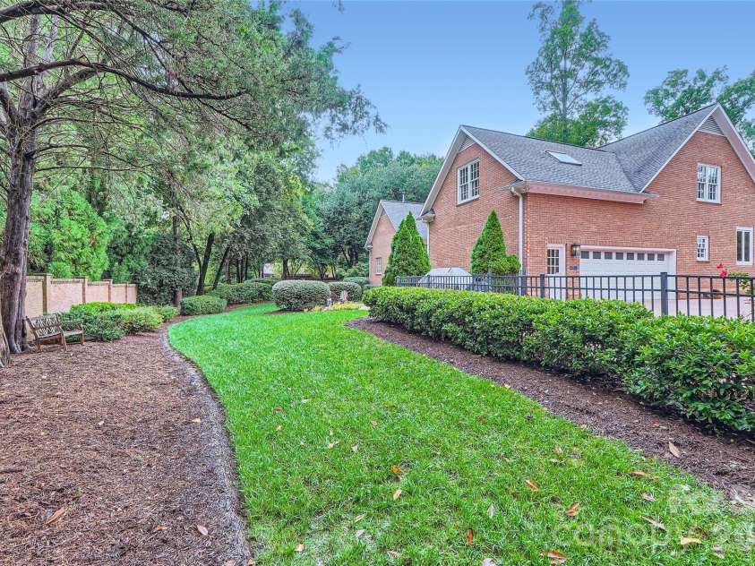 2560 Morrocroft Lane, Charlotte, NC 28211.  MLS# CAR4373862, YatesRealty ID 22507. 