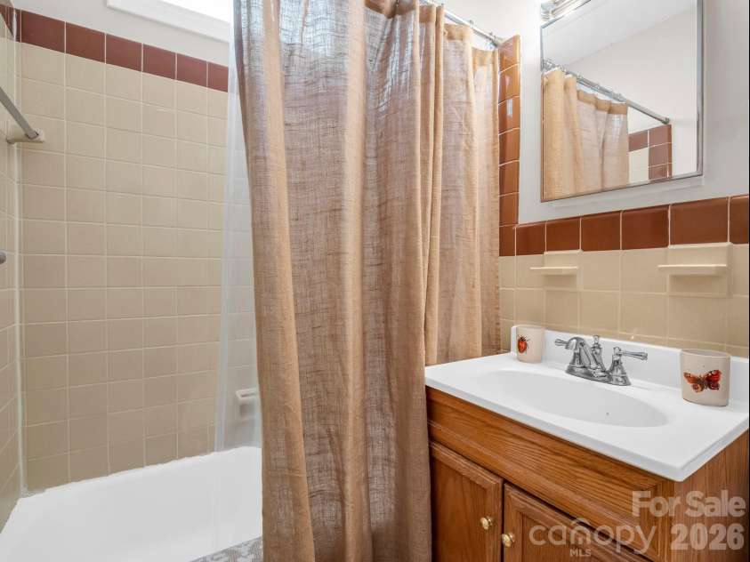 140 Old Mill Road, Flat Rock, NC 28731.  MLS# CAR4373085, YatesRealty ID 22508. Full Bathroom