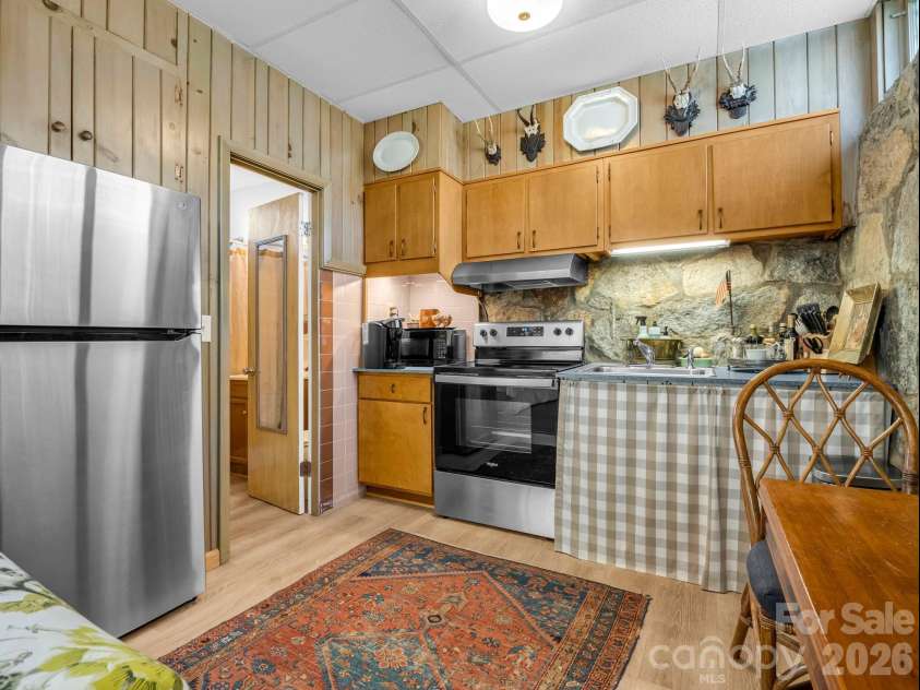 140 Old Mill Road, Flat Rock, NC 28731.  MLS# CAR4373085, YatesRealty ID 22508. Kitchen