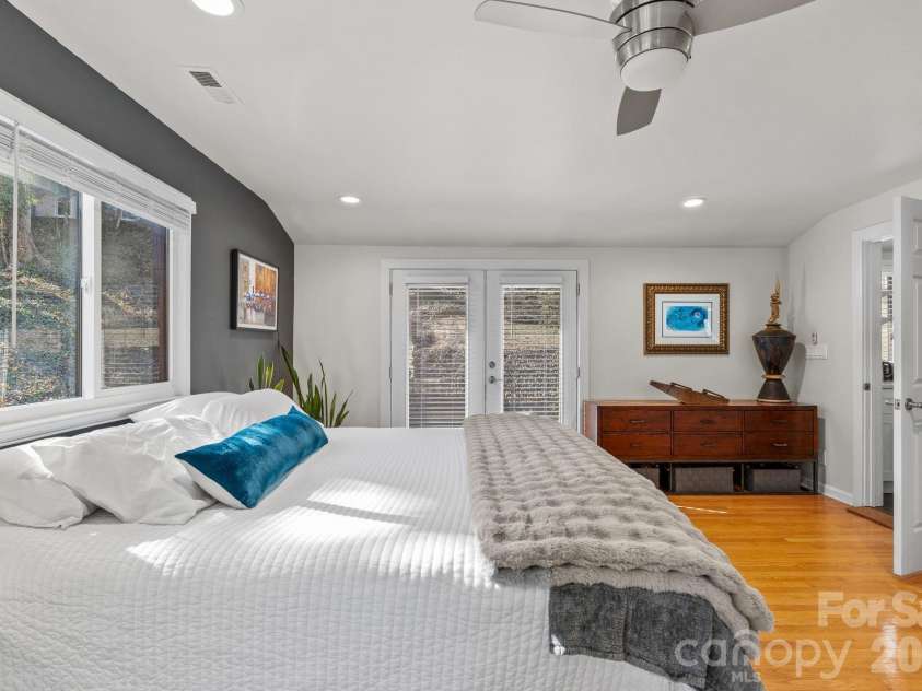 50 Midland Drive, Asheville, NC 28804.  MLS# CAR4340820, YatesRealty ID 2251. 