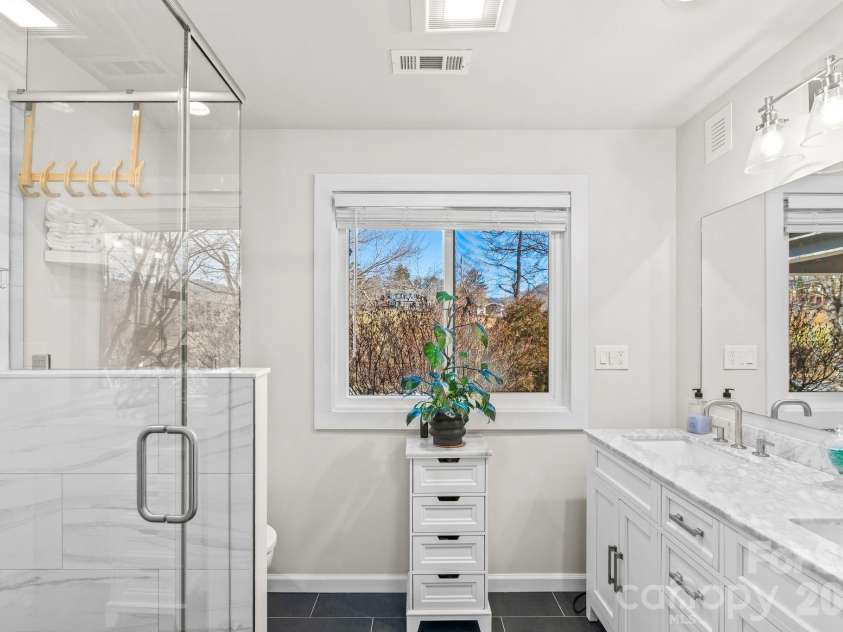 50 Midland Drive, Asheville, NC 28804.  MLS# CAR4340820, YatesRealty ID 2251. 