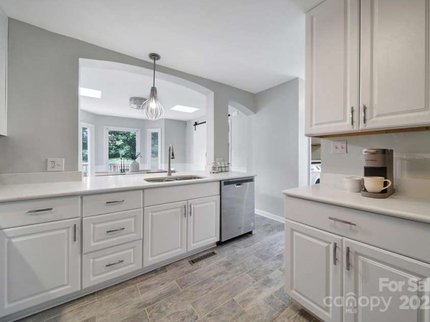 3800 Lovett Circle, Charlotte, NC 28210.  MLS# CAR4266770, YatesRealty ID 22510. 