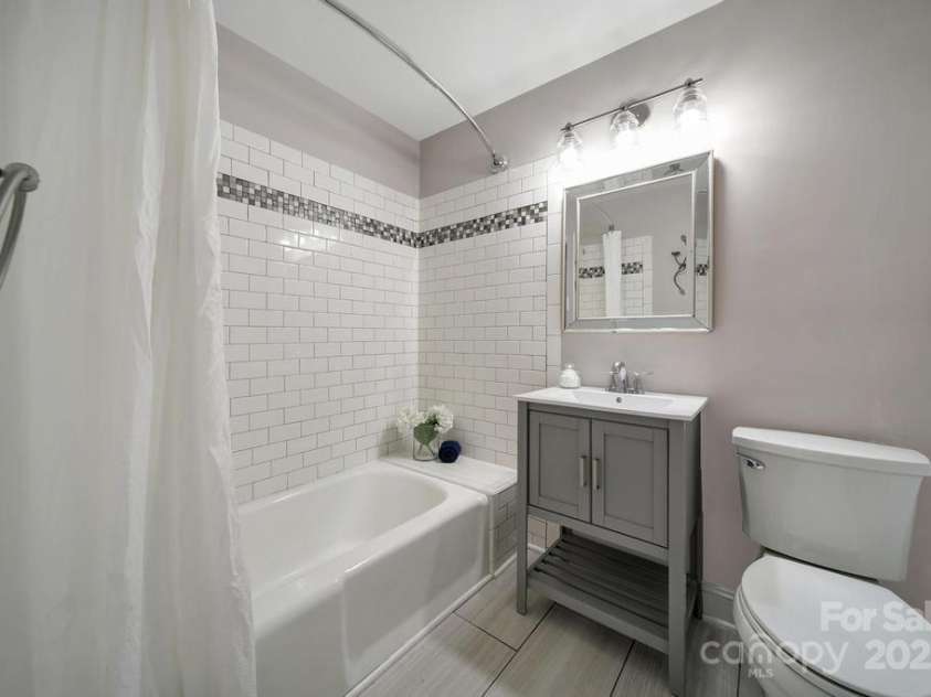 3800 Lovett Circle, Charlotte, NC 28210.  MLS# CAR4266770, YatesRealty ID 22510. 
