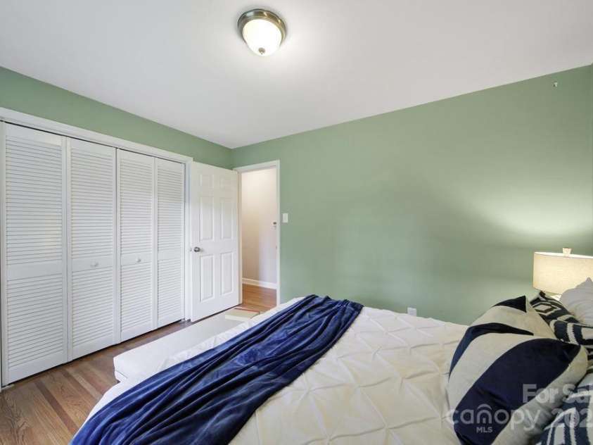 3800 Lovett Circle, Charlotte, NC 28210.  MLS# CAR4266770, YatesRealty ID 22510. 