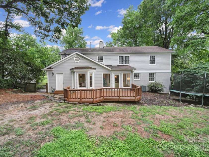 3800 Lovett Circle, Charlotte, NC 28210.  MLS# CAR4266770, YatesRealty ID 22510. 