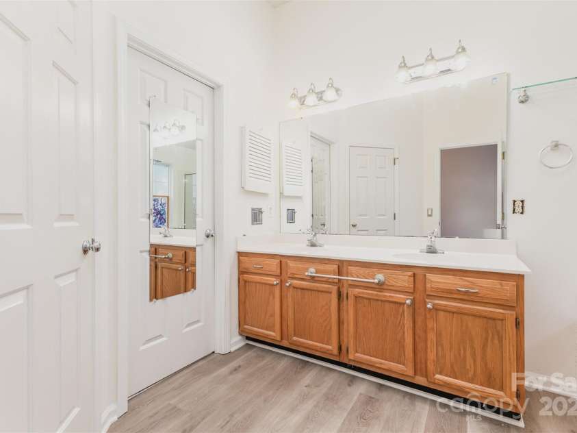 11411 Ridge Oak Drive, Charlotte, NC 28273.  MLS# CAR4275354, YatesRealty ID 22512. 