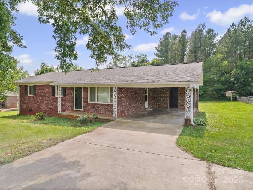 197 Horseshoe Loop, Statesville, NC 28625.  MLS# CAR4273143, YatesRealty ID 22514. 