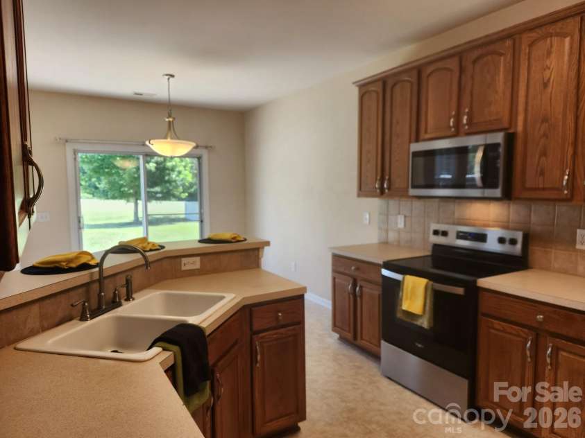10118 Alvarado Way, Charlotte, NC 28277.  MLS# CAR4378815, YatesRealty ID 22515. Bright Kitchen with Bar Seating for Four