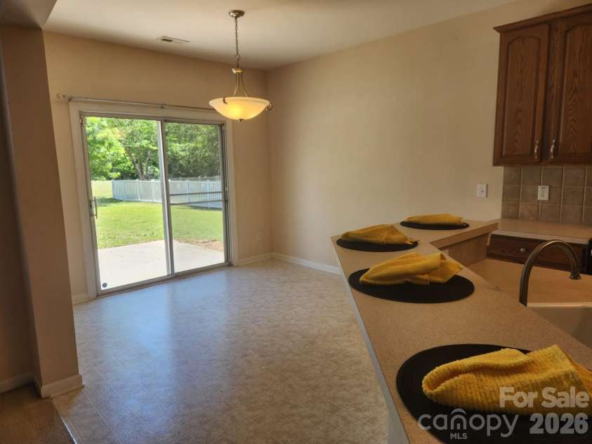 10118 Alvarado Way, Charlotte, NC 28277.  MLS# CAR4378815, YatesRealty ID 22515. Bright, Sunny Breakfast Area