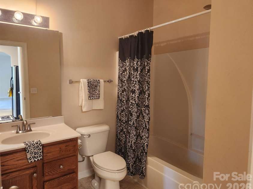 10118 Alvarado Way, Charlotte, NC 28277.  MLS# CAR4378815, YatesRealty ID 22515. Full 3 Piece Bath on Main Level