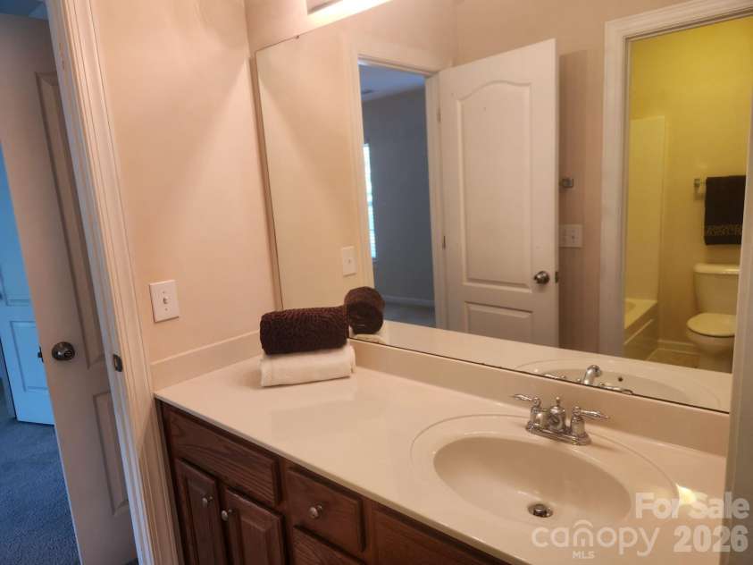10118 Alvarado Way, Charlotte, NC 28277.  MLS# CAR4378815, YatesRealty ID 22515. Full Jack and Jill Bath