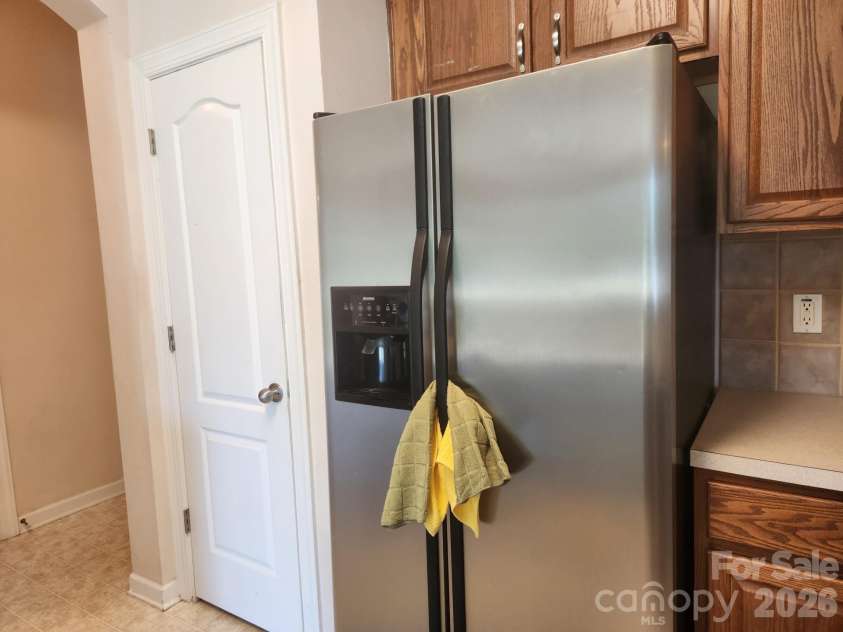 10118 Alvarado Way, Charlotte, NC 28277.  MLS# CAR4378815, YatesRealty ID 22515. Large Refrigerator