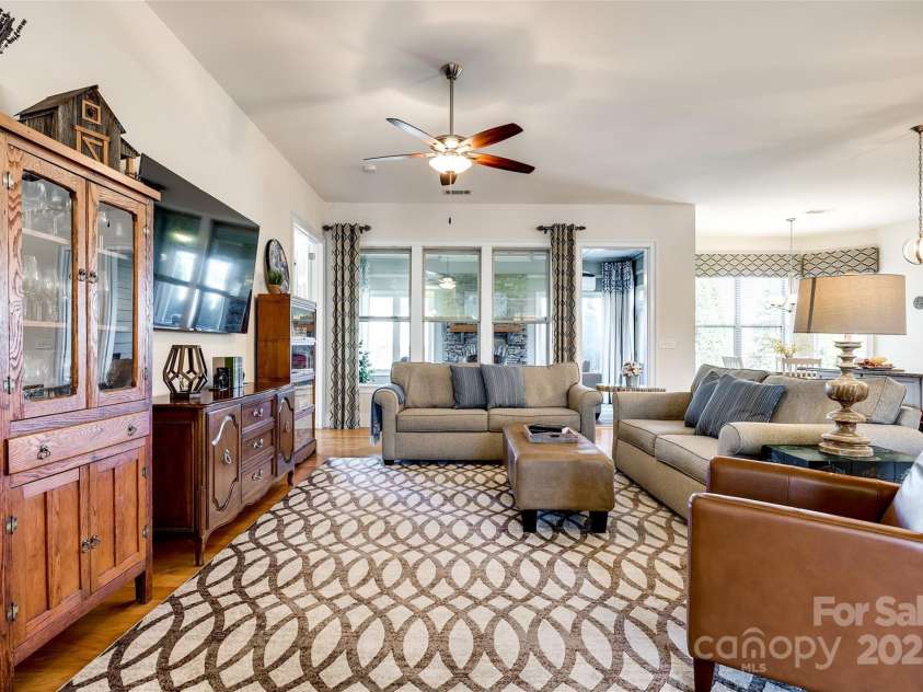 15620 Lake Ridge Road, Charlotte, NC 28278.  MLS# CAR4238155, YatesRealty ID 22515. 