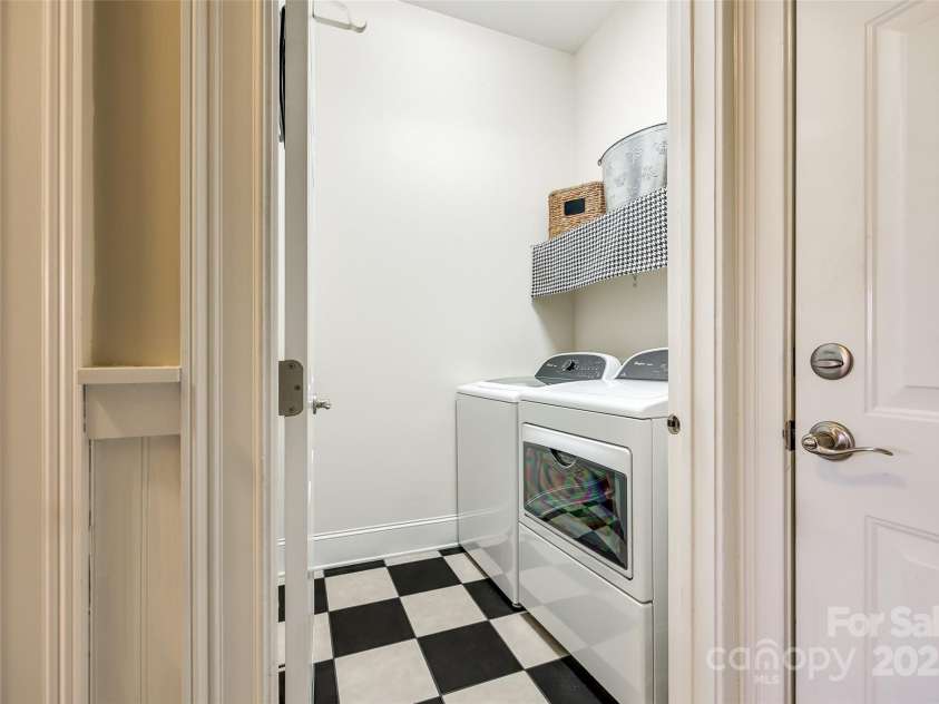15620 Lake Ridge Road, Charlotte, NC 28278.  MLS# CAR4238155, YatesRealty ID 22515. The generous laundry room layout provides ample storage space, allowing you to keep detergents, cleaning supplies, and laundry essentials organized and readily accessible.