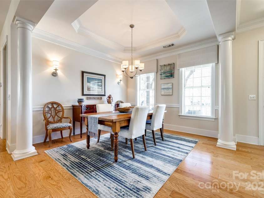 15620 Lake Ridge Road, Charlotte, NC 28278.  MLS# CAR4238155, YatesRealty ID 22515. The open design allows for effortless entertaining, making it easy to move between cooking and conversation. Whether hosting a casual dinner or a formal gathering, the open layout fosters a sense of camaraderie and c