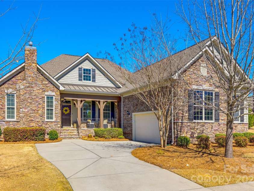 15620 Lake Ridge Road, Charlotte, NC 28278.  MLS# CAR4238155, YatesRealty ID 22515. The presence of a private side-load garage adds significant value to the property.