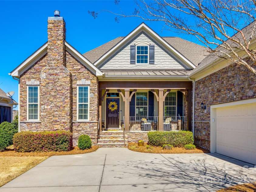 15620 Lake Ridge Road, Charlotte, NC 28278.  MLS# CAR4238155, YatesRealty ID 22515. The spaciousness of the driveway allows for easy maneuvering, even for larger vehicles.