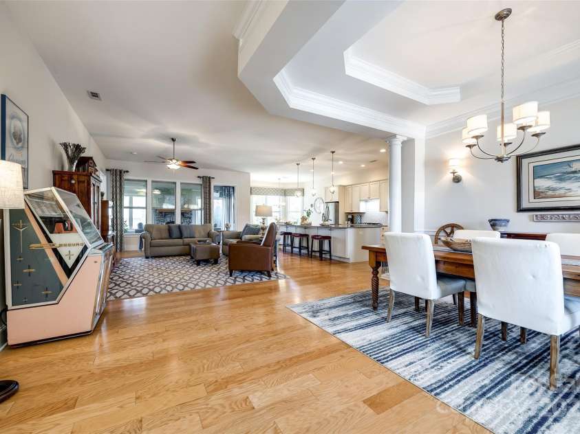 15620 Lake Ridge Road, Charlotte, NC 28278.  MLS# CAR4238155, YatesRealty ID 22515. This home boasts dramatic 10-foot ceilings throughout, creating a feeling of spaciousness and grandeur in every room. The airy atmosphere allows natural light to flood in, further enhancing the sense of openness.