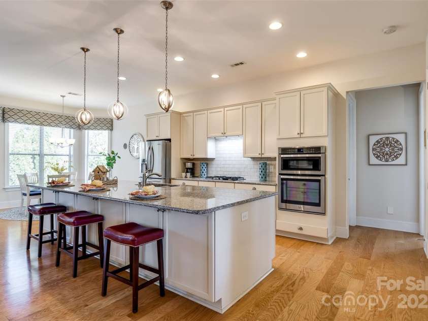 15620 Lake Ridge Road, Charlotte, NC 28278.  MLS# CAR4238155, YatesRealty ID 22515. This impressive island spans a generous length, offering ample room for food prep, serving, and dining.